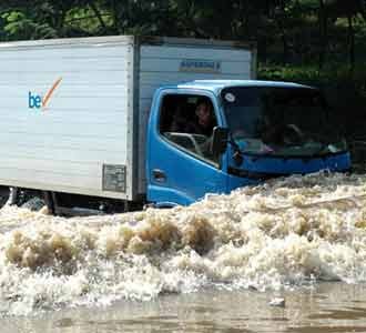 Tol Pondok Aren Tergenang