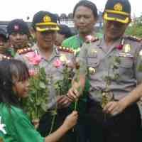 Kapolwiltabes dan Kapolres Senyum-senyum Dapat Bunga