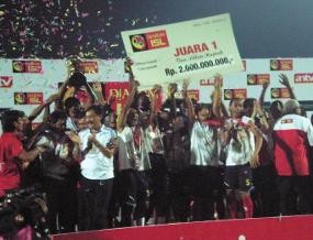 Arema Indonesia Terima Trofi Juara