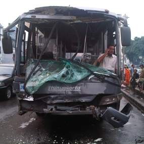 Belasan Penumpang Busway Luka Ringan