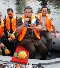 SBY Instruksikan Pelestarian Hutan Bakau di Atas Perahu Karet 