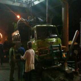 Truk Pengangkut Tanah Tabrak Tiang Traffic Light