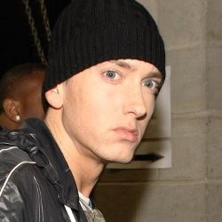 Eminem Gaet Rihanna & Pink di Album Recovery
