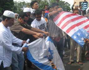 Di Solo, Warga Etnis Arab Bakar Bendera AS dan Israel