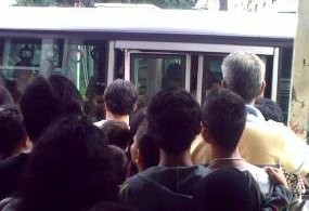 Beberapa Halte Pisahkan Antrian Berdasarkan Jenis Kelamin