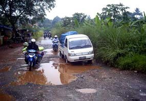 Jalan Benda Bekasi Rusak Parah, Berlubang di Mana-mana