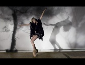 Lagi, Kate Moss Berpose Buka-Bukaan