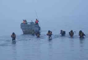 Kadet AAL Korps Marinir Latihan Pendaratan di Madura 