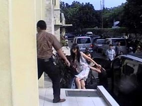 Keluar Mabes Polri, Ariel Diduga Rusak Kamera Wartawan