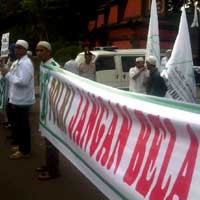 FPI Demo Polda Metro Minta Ariel-Luna-Tari Ditahan