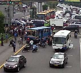  Bus Penabrak Pemotor Angkut Pengantar Jenazah, Serobot Lampu Merah