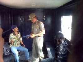  Perokok di Metromini Juga Digaruk 