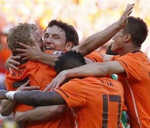 Belanda Pukul Denmark 2-0