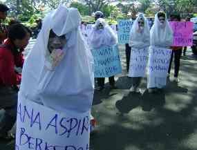 Empat Pocong Gentayangan di DPRD Malang
