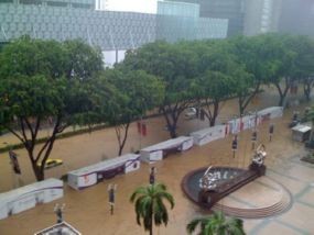 Warga Singapura Tak Percaya Orchard Kebanjiran