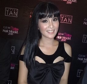 Rambut Indah Sandra Dewi Dipuji di Luar Negeri