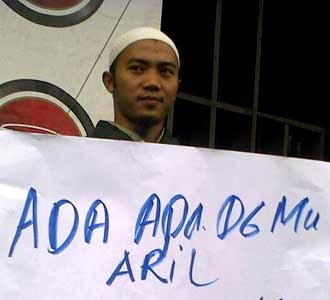 Cafe Luna Maya di Bandung Didemo