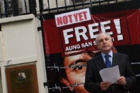 Dari Pagar Kedubes, Dubes Inggris Serukan Kebebasan Suu Kyi