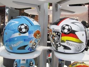 Helm Piala Dunia Cuma Rp 160 Ribuan