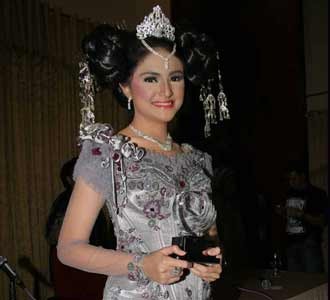 Marshanda Anggun Memakai Songket