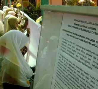 Muslimah HTI Galang Tanda Tangan