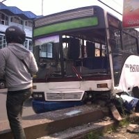 Diduga Rem Blong, Bus Bandung-Indramayu Tabrak Tiang Telepon