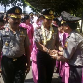 Calon Kapolda Baru Dilempari Bunga Melati