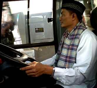 Sopir TransJ Berdandan Betawi