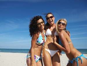 Trik Memilih Swimsuit Sesuai Siluet Tubuh