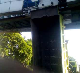Bak Truk Nyangkut di JPO