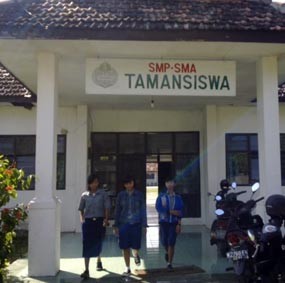 Guru SMP Taman Siswa Mengaku Tak Kenal Eddy Rumpoko 