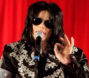 Setahun Michael Jackson Wafat, Ribuan Fans Datangi Kuburan