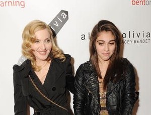 Madonna Jadi Desainer Fashion Demi Anak 