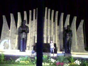 Dewi Persik Goyang Sensual di Altar Tugu Proklamasi