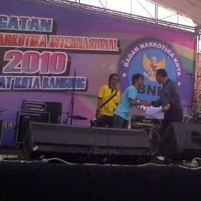 Rayakan HANI, Dada Bagikan Sepeda dan Gitar