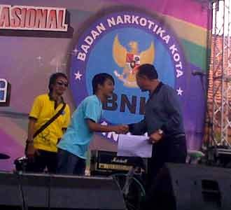 Rayakan HANI, Dada Bagikan Hadiah