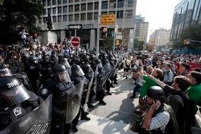 130 Orang Ditahan, Polisi Masih Terus Halau Massa