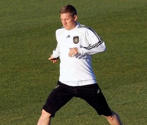 Inggris Tak Berubah, Schweini Main Lagi