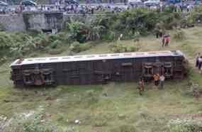 Kedatangan Kereta Terlambat Hingga 4 Jam