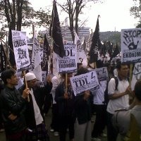Tolak Kenaikan TDL, Massa HTI Serbu Gedung Sate