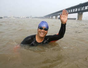 Pria China Berenang di Sungai Hingga 750 Mil 