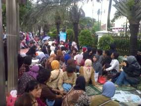 Guru Bantu Geruduk Kantor Foke, Minta Diangkat Jadi PNS