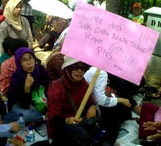 Guru Bantu Geruduk Kantor Foke