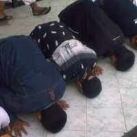 Gugatan Dikabulkan MK, Pendukung CACAK Sujud Syukur