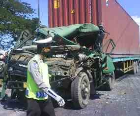 Kontainer Seruduk Dump Truk, Lalin Raya Porong Macet