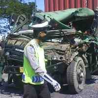 Kontainer Seruduk Dump Truk, Lalin Raya Porong Macet