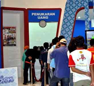 Antre Tukar Uang di PRJ