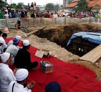 Peziarah di Makam Mbah Kwitang