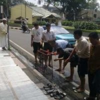 Jamaah Salat Jumat Terpaksa Wudu di Pinggir Jalan