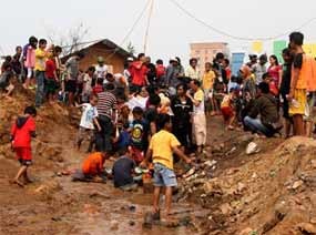 Warga Masih Penasaran Ambil Air di Makam Keramat